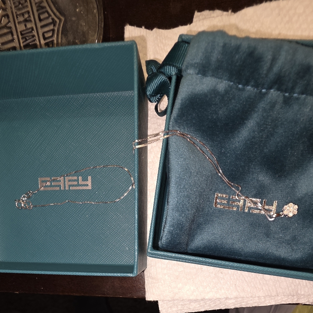 Effy Flower Necklace with Teal Pouch. Sterling Silver. 18inch Chain